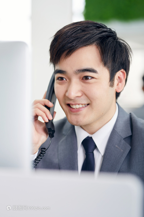 商務男士打電話
